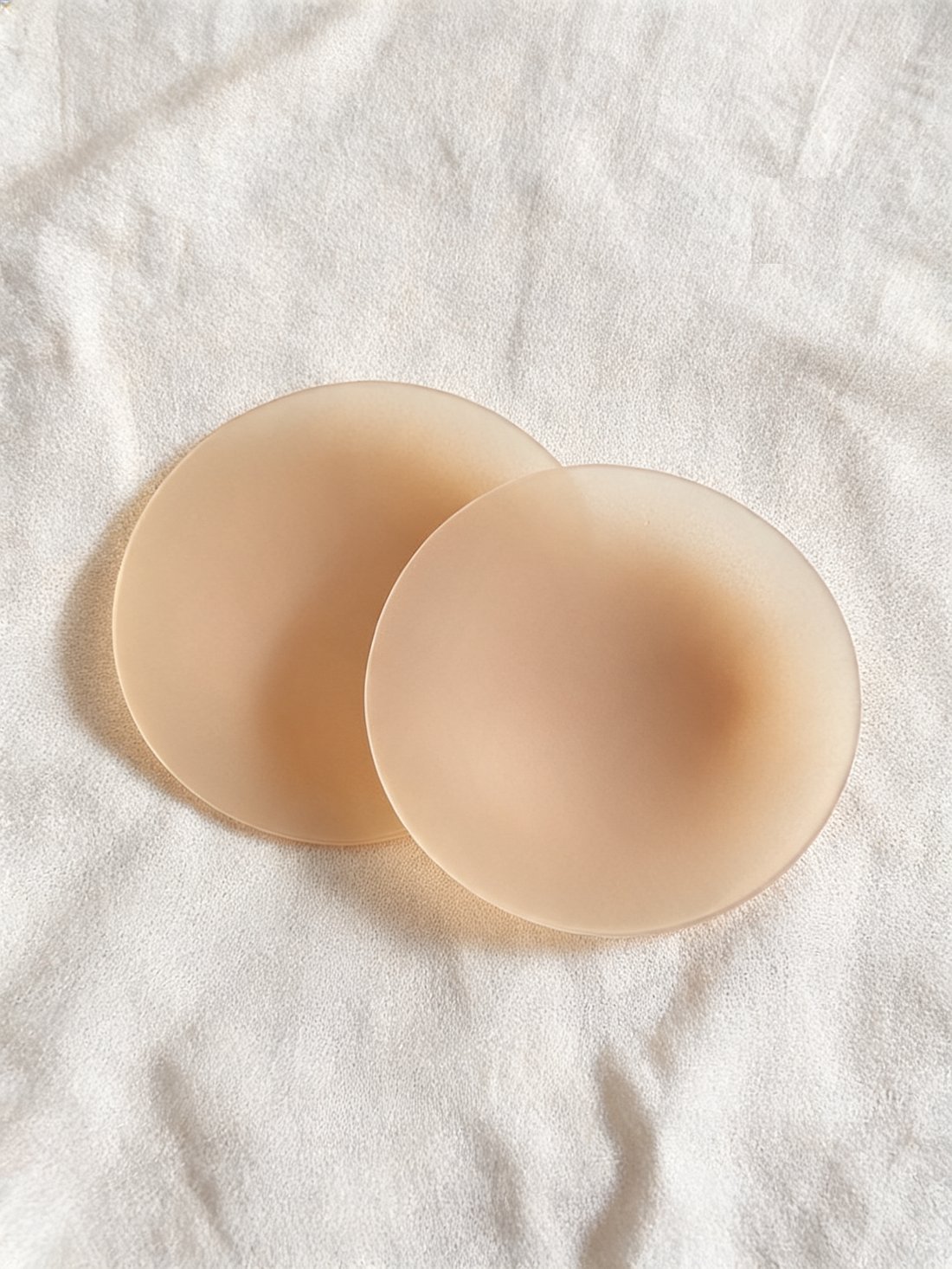 Les deux cache-tétons Cheeks en silicone, posés à plat