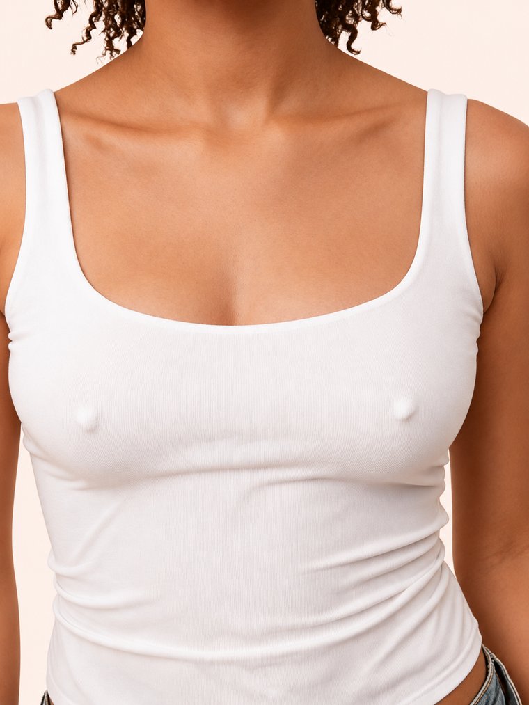 Sans Cheeks : le téton se devine sous le t-shirt blanc fin